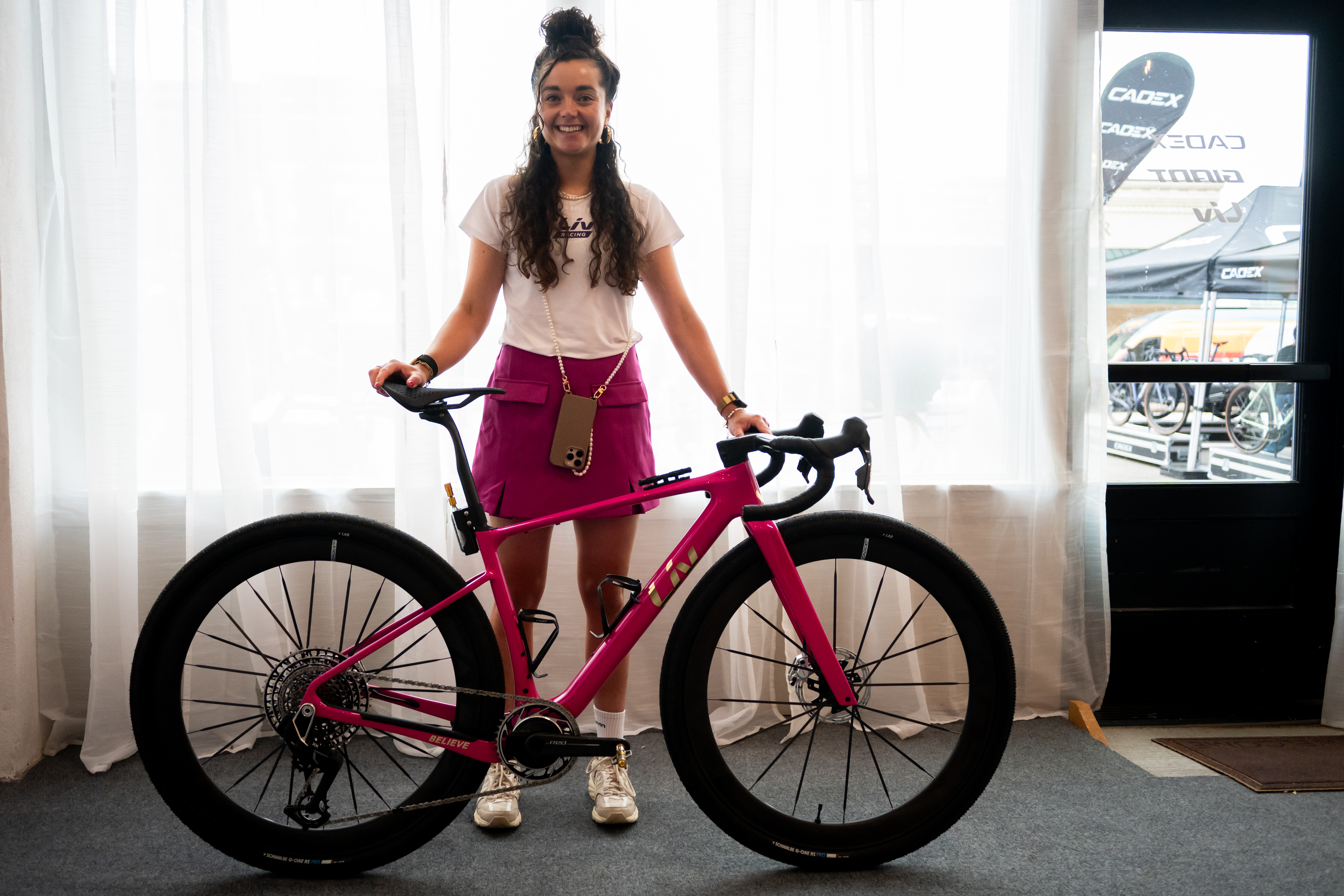 Neefjes parada detrás de su bicicleta en una habitación de hotel