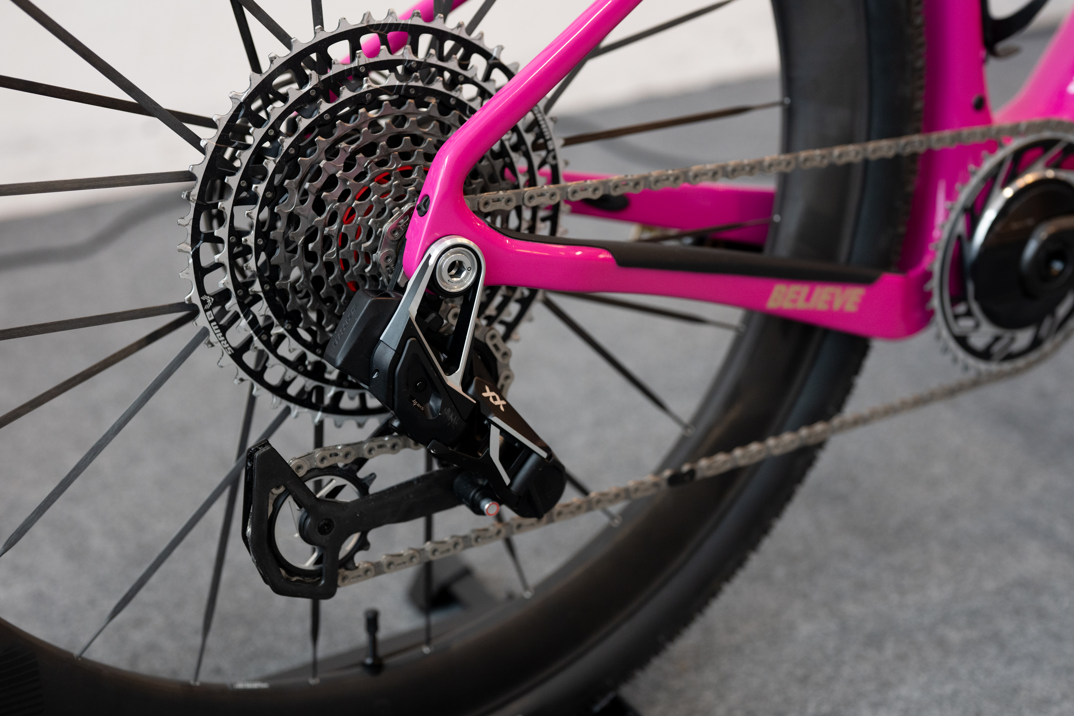 Primer plano del mecanismo trasero de esta bicicleta rosa brillante
