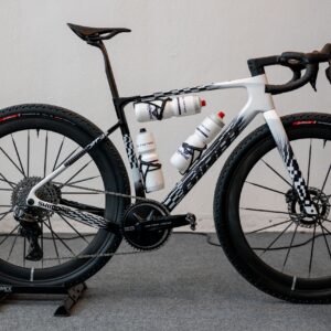 Prototipos de bicicletas de carreras de gravel Giant y Liv vistas por delante de Unbound Gravel