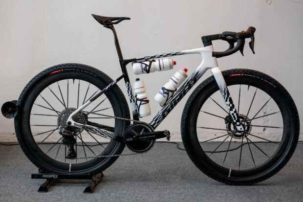 Prototipos de bicicletas de carreras de gravel Giant y Liv vistas por delante de Unbound Gravel
