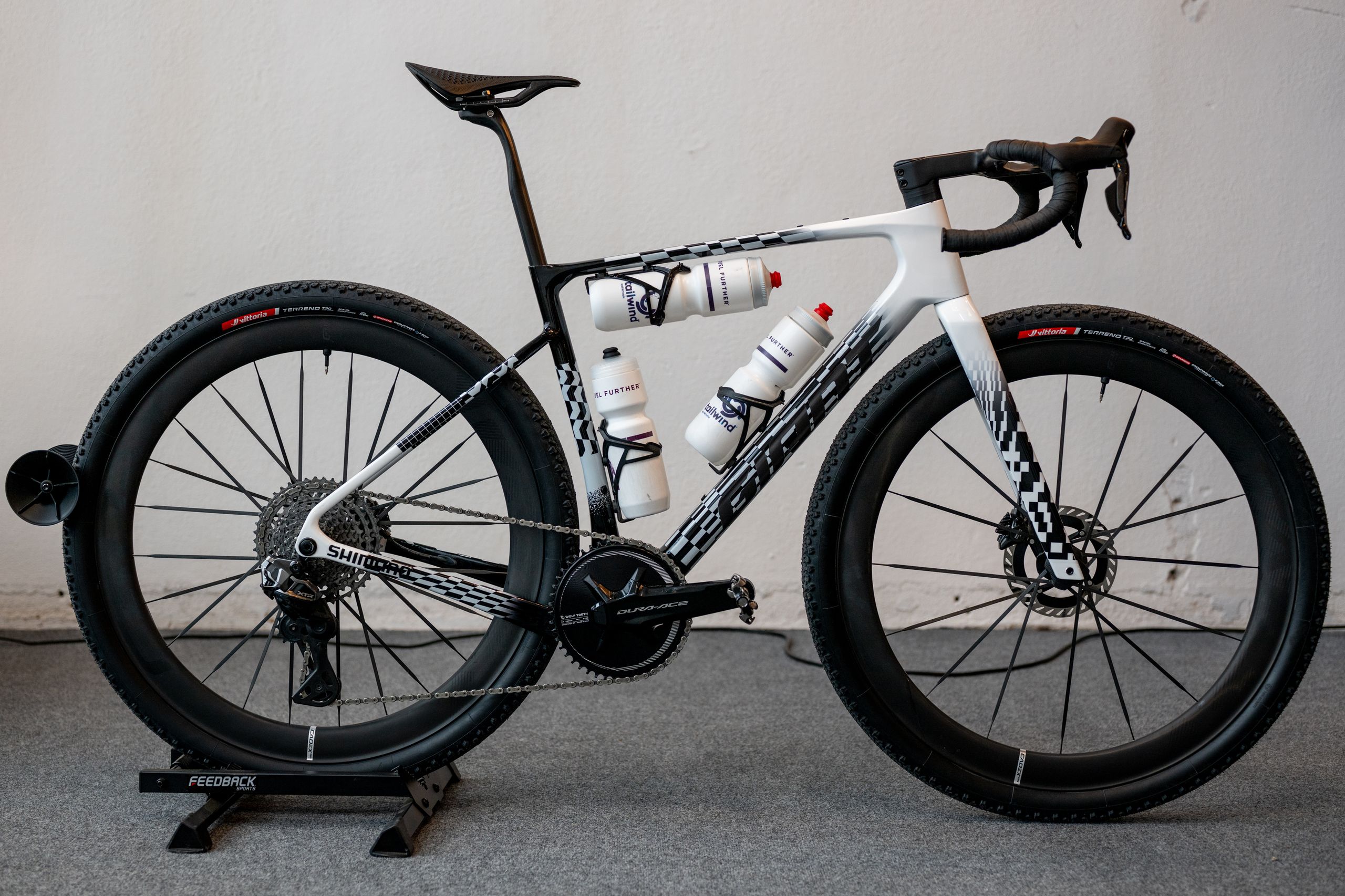 Prototipos de bicicletas de carreras de gravel Giant y Liv vistas por delante de Unbound Gravel