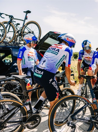 Los pilotos de Red Bull Bora Hansgrohe se detuvieron frente a un coche del equipo durante el entrenamiento de contrarreloj del equipo.