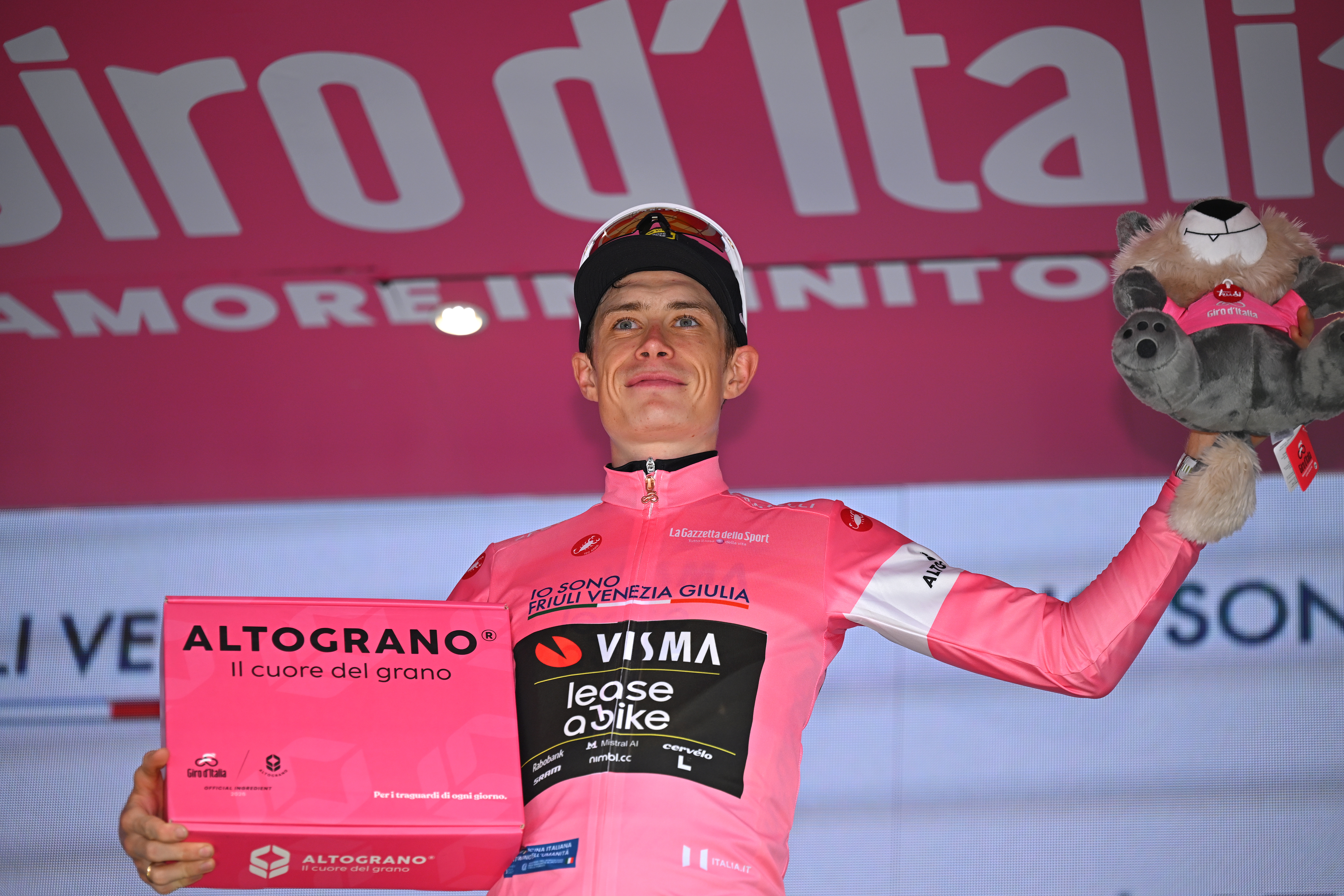 Jonas Vingegaard de Dinamarca y el equipo Visma | Lease a Bike celebra en el podio su victoria con la camiseta Pink Leader durante el 109.º Giro de Italia