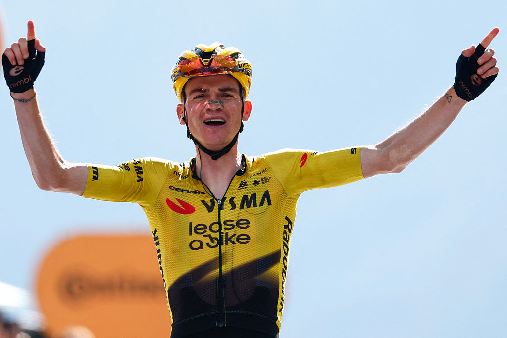 El piloto estadounidense del Team Visma Lease a Bike, Sepp Kuss, celebra al cruzar la línea de meta para ganar la 19.ª etapa del Giro de Italia 2026.