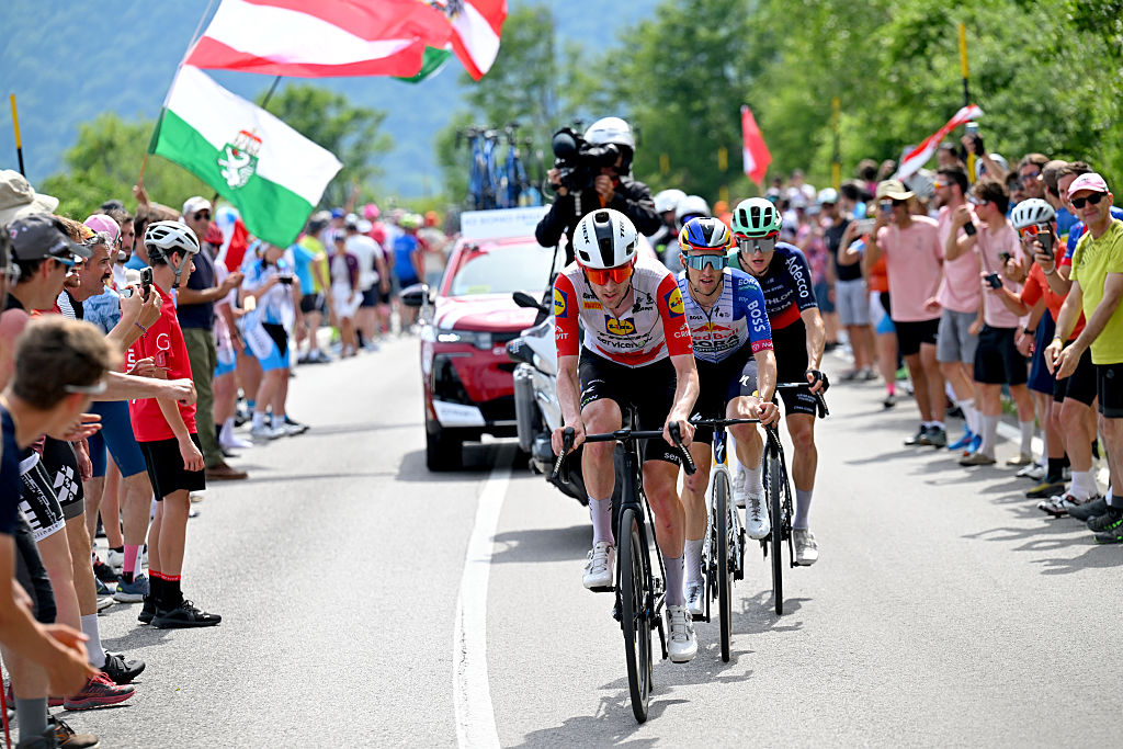 PIANCAVALLO, ITALIA - 30 DE MAYO: (LR) Derek Gee-West de Canadá y el equipo Lidl - Trek, Jai Hindley de Australia y el equipo Red Bull - BORA - hansgrohe y Felix Gall de Austria y el equipo Decathlon CMA CGM compiten en el grupo de persecución durante el 109º Giro d'Italia 2026, etapa 20, una etapa de 200 km desde Gemona del Friuli a Piancavallo 1289m / #UCIWT / el 30 de mayo de 2026 en Piancavallo, Italia. (Foto de Tim de Waele/Getty Images)