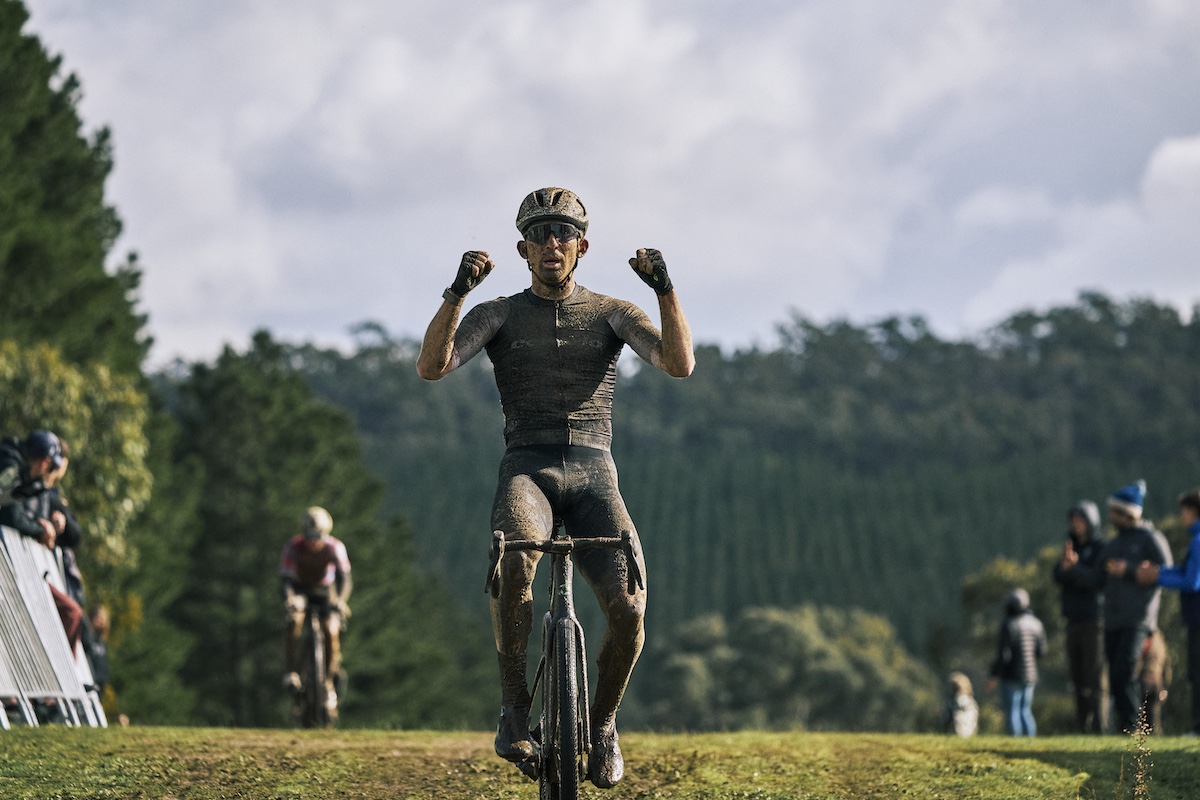 Cameron Scott cruza la línea en el Campeonato Nacional AusCycling Gravel 2026
