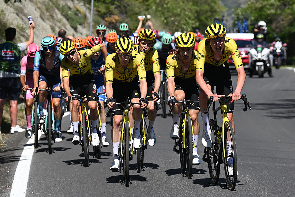 PILA - GRESSAN, ITALIA - 23 DE MAYO: Tim Rex de Bélgica y el equipo Visma | Lease a Bike lidera el pelotón durante el 109º Giro d&amp;apos;Italia 2026, etapa 14, una etapa de 133 km desde Aosta a Pila - Gressan 1789m / #UCIWT / el 23 de mayo de 2026 en Pila - Gressan, Italia. (Foto de Tim de Waele/Getty Images)