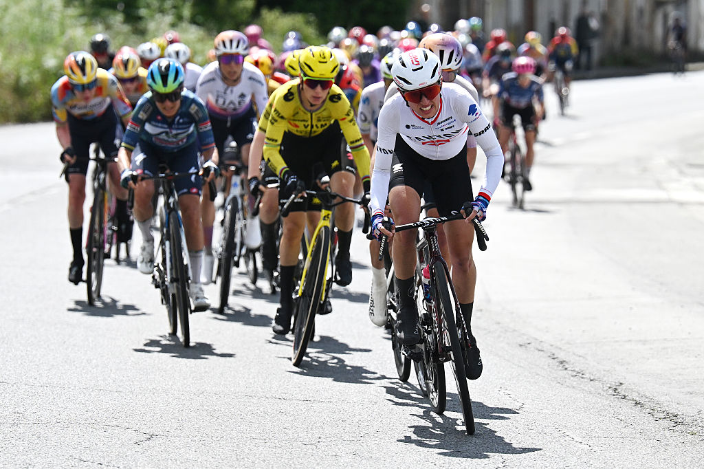 A CORUNA, ESPAÑA - 5 DE MAYO: Kasia Niewiadoma de Polonia y el equipo CANYON//SRAM zondacrypto compite durante la 12ª La Vuelta Femenina 2026, Etapa 3, una etapa de 121,2 km desde Padrón a A Coruña / #UCIWWT / el 5 de mayo de 2026 en A Coruña, España. (Foto de Szymon Gruchalski/Getty Images)