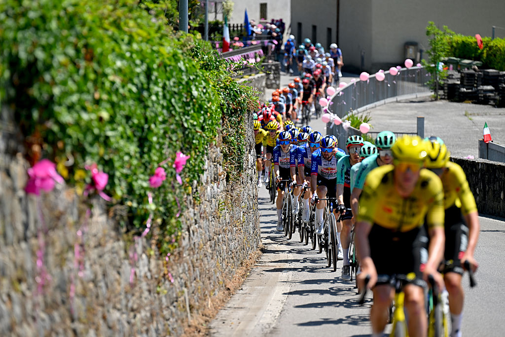 PIANCAVALLO, ITALIA - 30 DE MAYO: Mick van Dijke de Holanda y el equipo Red Bull - BORA - hansgrohe compite durante el 109.º Giro d'Italia 2026, etapa 20, una etapa de 200 km desde Gemona del Friuli hasta Piancavallo 1289 m / #UCIWT / el 30 de mayo de 2026 en Piancavallo, Italia. (Foto de Tim de Waele/Getty Images)