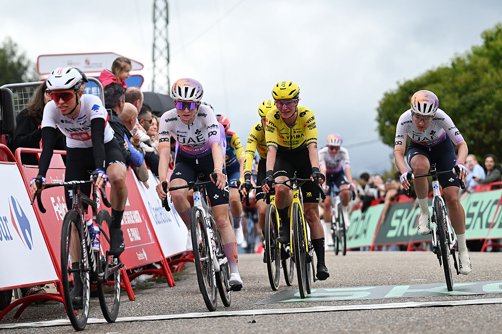Marianne Vos (Visma-Lease a Bike) cruza la meta en séptimo lugar al final de la etapa 1 de la Vuelta Femenina 2026. (Foto de Szymon Gruchalski/Getty Images)