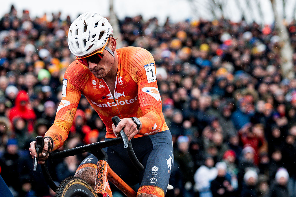 HULST, PAÍSES BAJOS - 1 DE FEBRERO: Mathieu Van Der Poel de Países Bajos compite durante el 77º Campeonato Mundial de Ciclo-Cross UCI 2026 - Elite masculina / #UCIWT / el 1 de febrero de 2026 en Hulst, Países Bajos. (Foto de Billy Ceusters/Getty Images)
