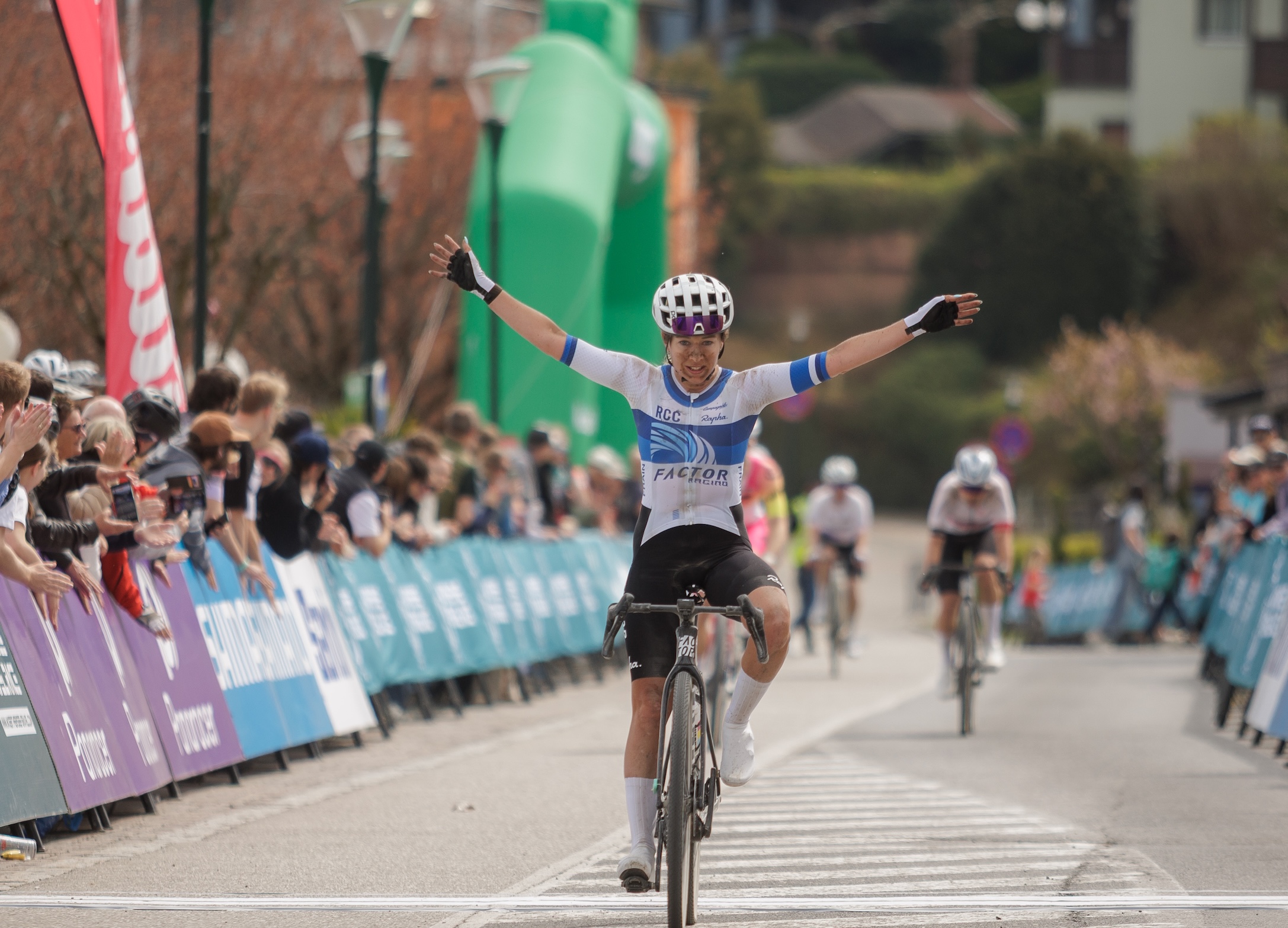 La australiana Nicole Frain cruza en solitario la meta en Velden, Austria, por el título femenino de élite en Wörthersee Gravel