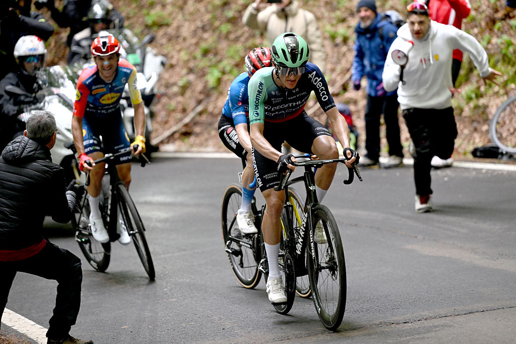 ESCALA DE CORNO ALLE, ITALIA - 17 DE MAYO: Felix Gall de Austria y el equipo Decathlon CMA CGM compite durante el 109.º Giro d'Italia 2026, Etapa 9, una etapa de 184 km desde Cervia hasta Corno alle Escala 1469m / #UCIWT / el 17 de mayo de 2026 en Corno alle Scale, Italia. (Foto de Dario Belingheri/Getty Images)