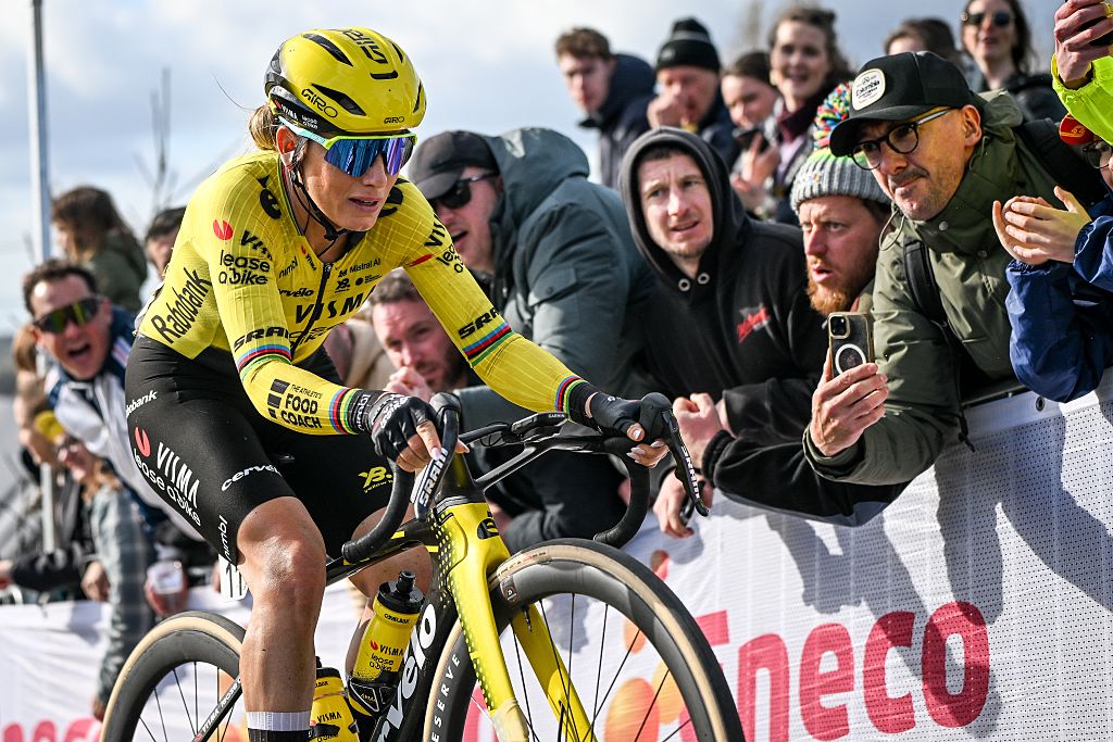 Pauline Ferrand-Prévot sube el Paterberg en el Tour de Flandes 2026