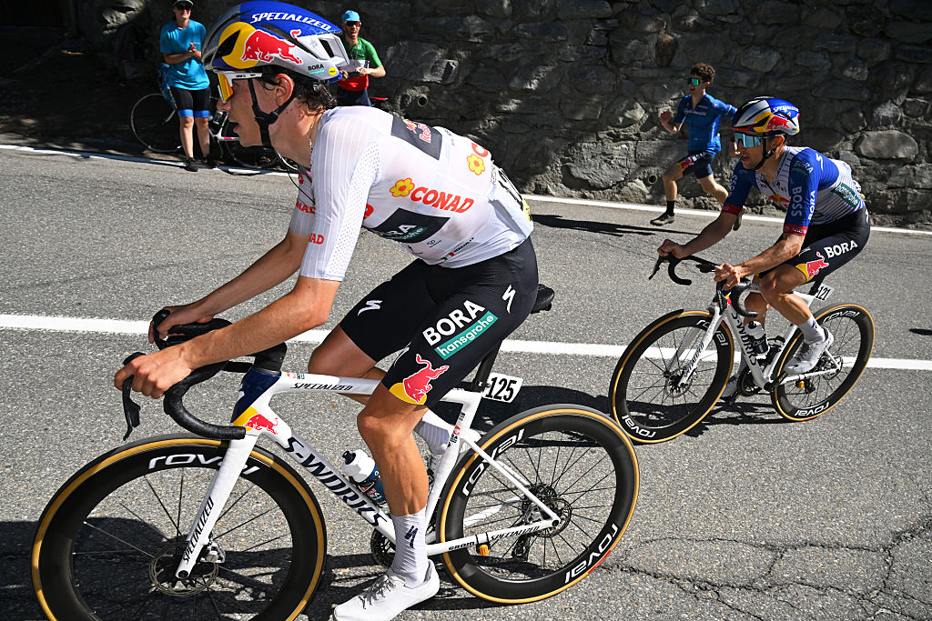 PILA - GRESSAN, ITALIA - 23 DE MAYO: (LR) Giulio Pellizzari de Italia - White Best Young Rider Jersey y Jai Hindley de Australia y el equipo Red Bull - BORA - hansgrohe compiten en el grupo de persecución durante el 109.° Giro d'Italia 2026, etapa 14, una etapa de 133 km de Aosta a Pila - Gressan 1789m / #UCIWT / el 23 de mayo de 2026 en Pila - Gressan, Italia. (Foto de Tim de Waele/Getty Images)