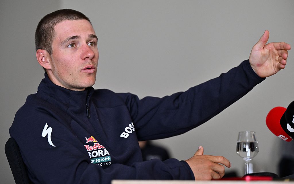 Remco Evenepoel de Red Bull-BORA-hansgrohe fotografiado durante una conferencia de prensa de Red Bull-BORA-hansgrohe, antes de la Lieja-Bastogne-Lieja