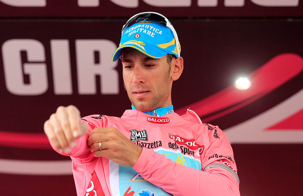 Vincenzo Nibali con la maglia rosa del Giro de Italia en 2013