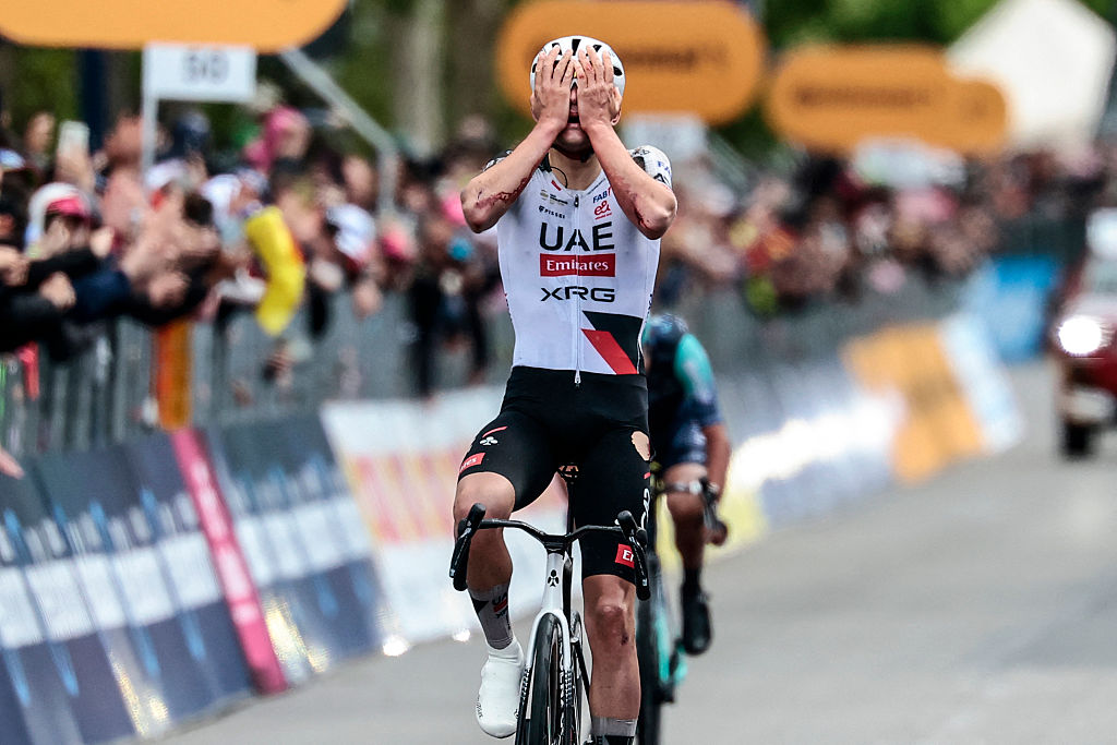 UAE Team Emirates - El ciclista español Igor Arrieta de XRG celebra mientras cruza la línea de meta para ganar la quinta etapa del Giro d'Italia 2026 - Carrera ciclista Tour de Italia entre Praia a Mare y Potenza, en el sur de Italia, el 13 de mayo de 2026. (Foto de Luca BETTINI / AFP)