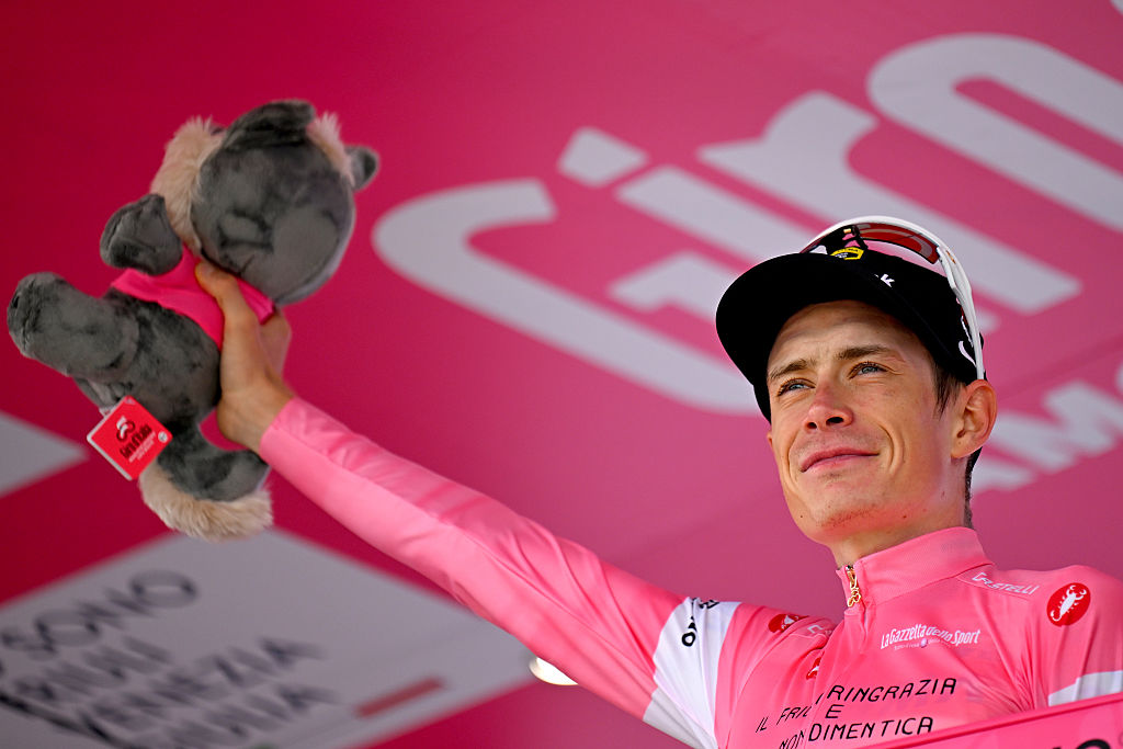 PIANCAVALLO, ITALIA - 30 DE MAYO: Jonas Vingegaard de Dinamarca y el equipo Visma | Lease a Bike celebra en el podio como ganador de la camiseta Pink Leader durante el 109.º Giro d'Italia 2026, etapa 20, una etapa de 200 km desde Gemona del Friuli hasta Piancavallo 1289 m / #UCIWT / el 30 de mayo de 2026 en Piancavallo, Italia. (Foto de Tim de Waele/Getty Images)