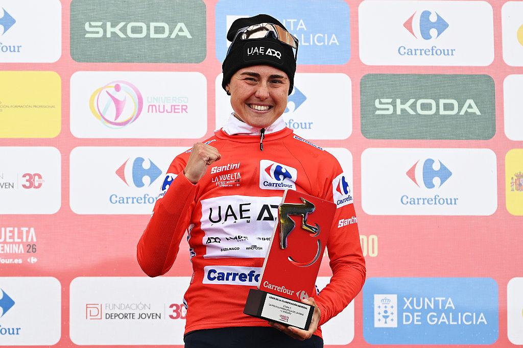 L'ANGLIRU, ESPAÑA - 9 DE MAYO: Paula Blasi de España y el equipo ADQ de los EAU celebra en el podio como Red Leader Jersey y ganadora general de la carrera durante la 12ª etapa de La Vuelta Femenina 2026, 7, una etapa de 132,9 km desde Pola de Laviana hasta L'Angliru 1555m / #UCIWWT / el 9 de mayo. 2026 en Pola de Laviana, España. (Foto de Szymon Gruchalski/Getty Images)
