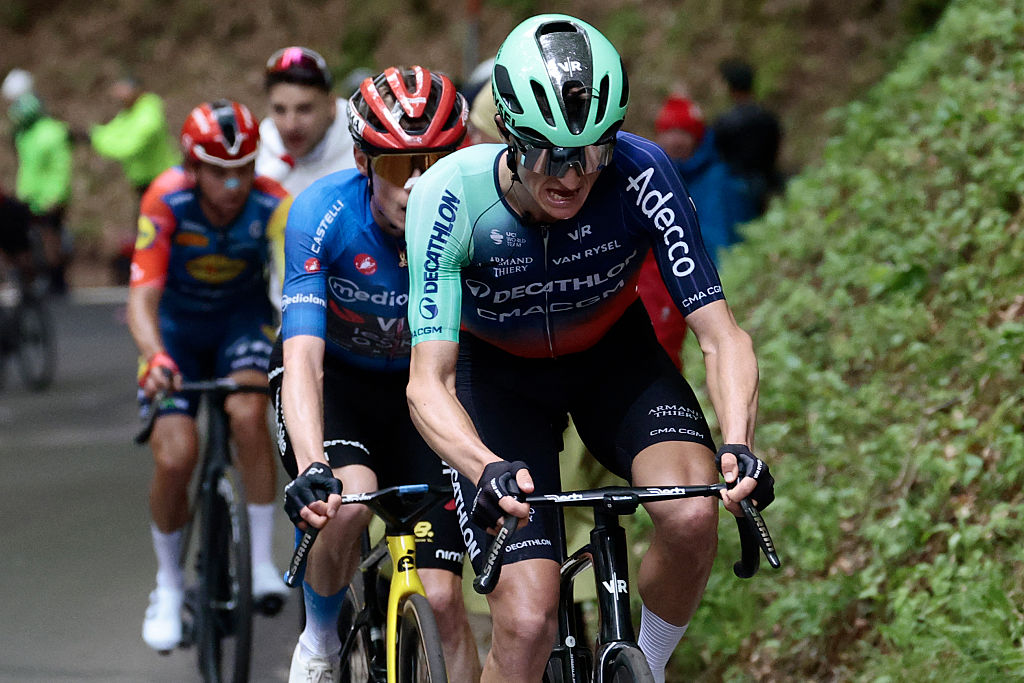 Gall liderando a Vingegaard y otros aspirantes a la general durante el Giro