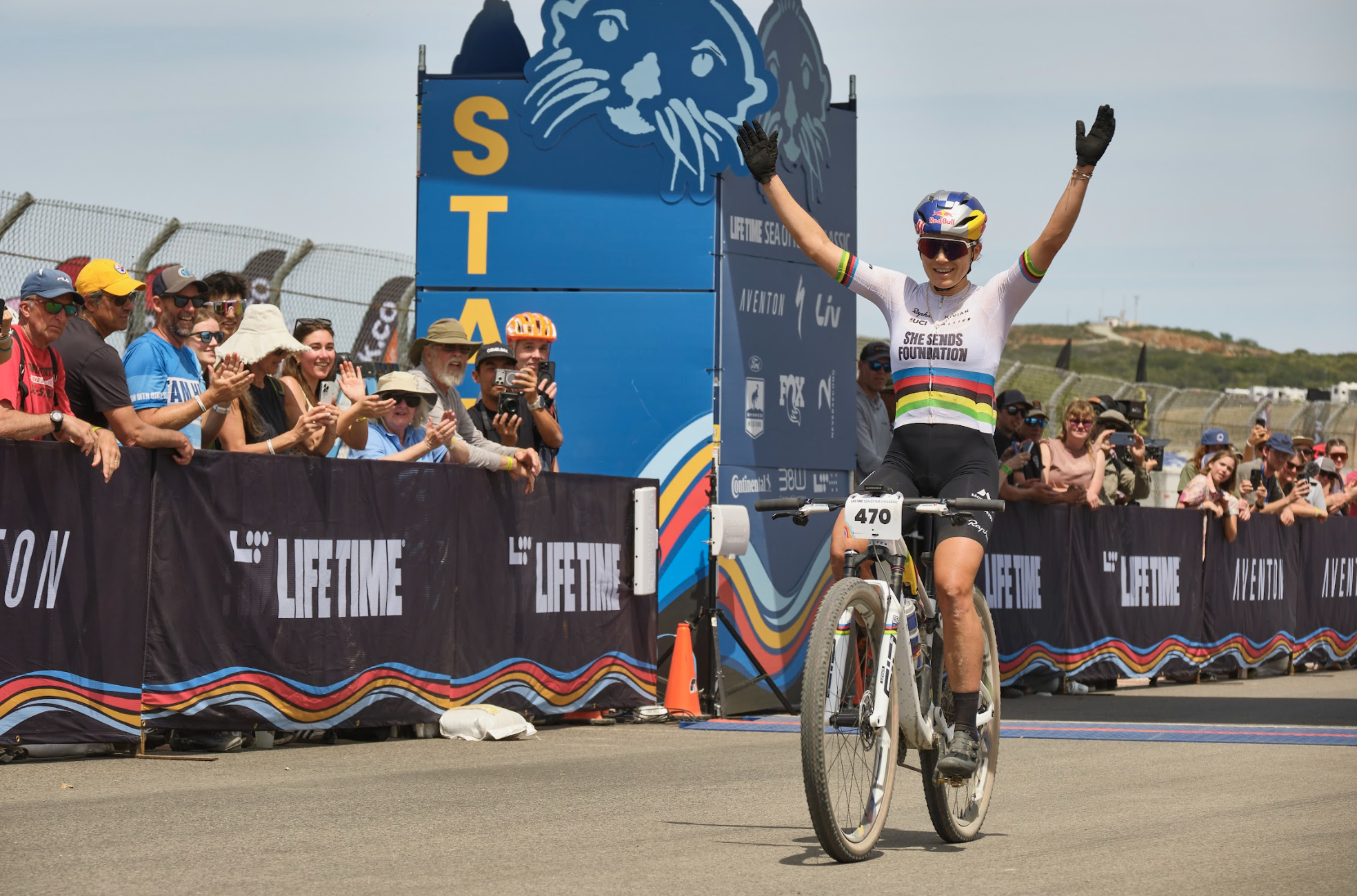 Kate Courtney (She Sends Racing) gana Fuego XL 2026 con la camiseta de campeona del mundo 