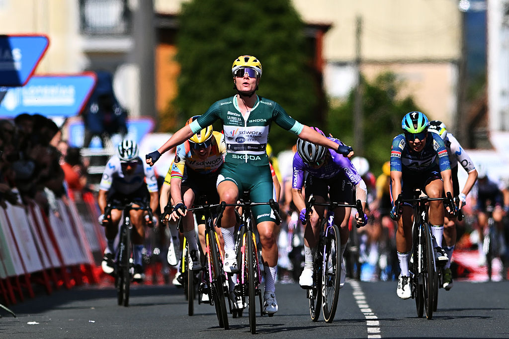 Lotte Kopecky (SD Worx - Protime) gana la etapa de La Vuelta Femenina 2026 en Antas de Ulla, España. (Foto de Szymon Gruchalski/Getty Images)
