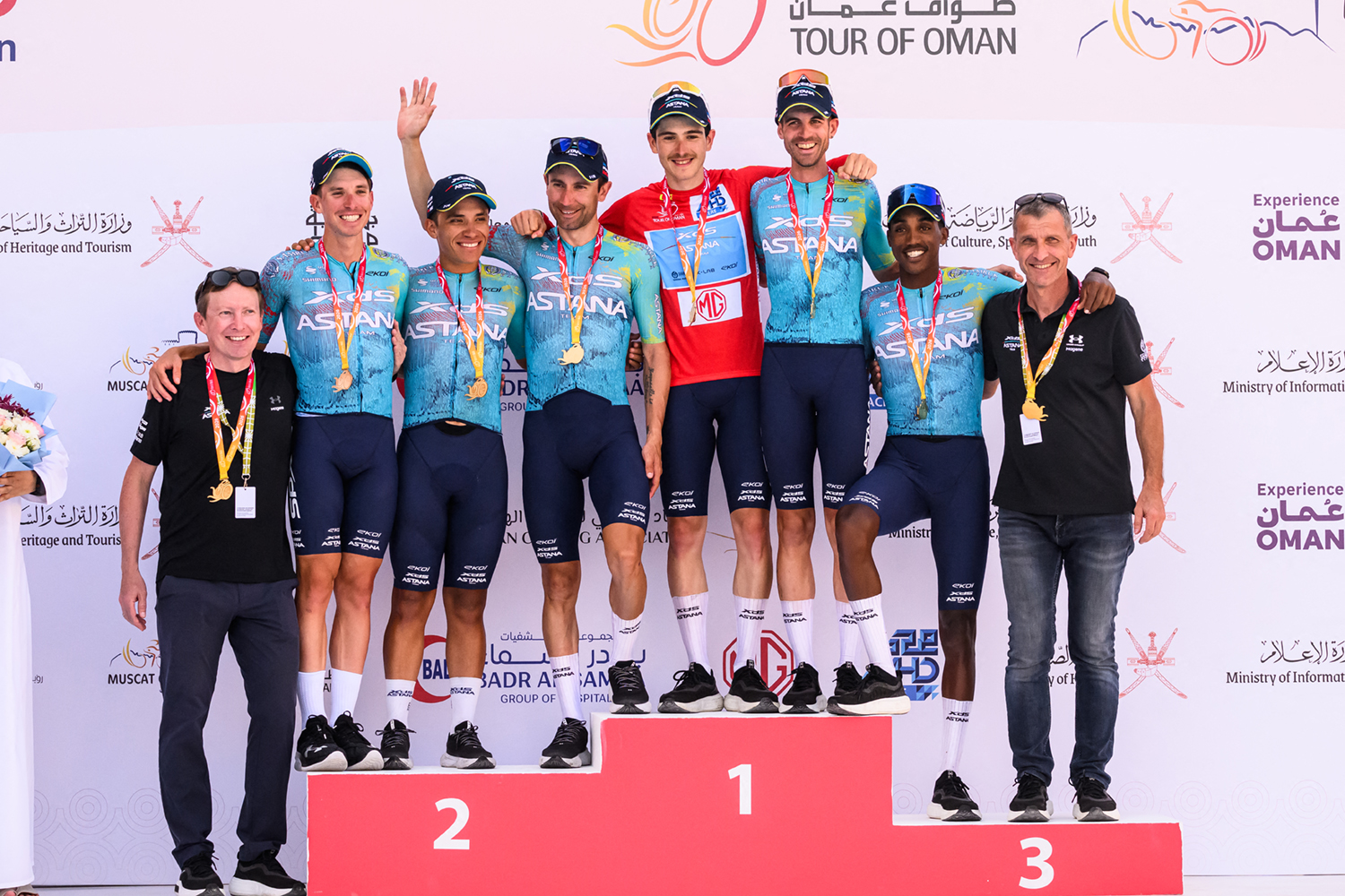 El ciclista italiano del equipo XDS-Astana, Christian Scaroni (4R), celebra con sus compañeros en el podio después de ganar la quinta y última etapa y ser el ganador general de la carrera ciclista del Tour de Omán desde Nizwa hasta Green Mountain, el 11 de febrero de 2026. (Foto de Loic VENANCE / AFP a través de Getty Images)