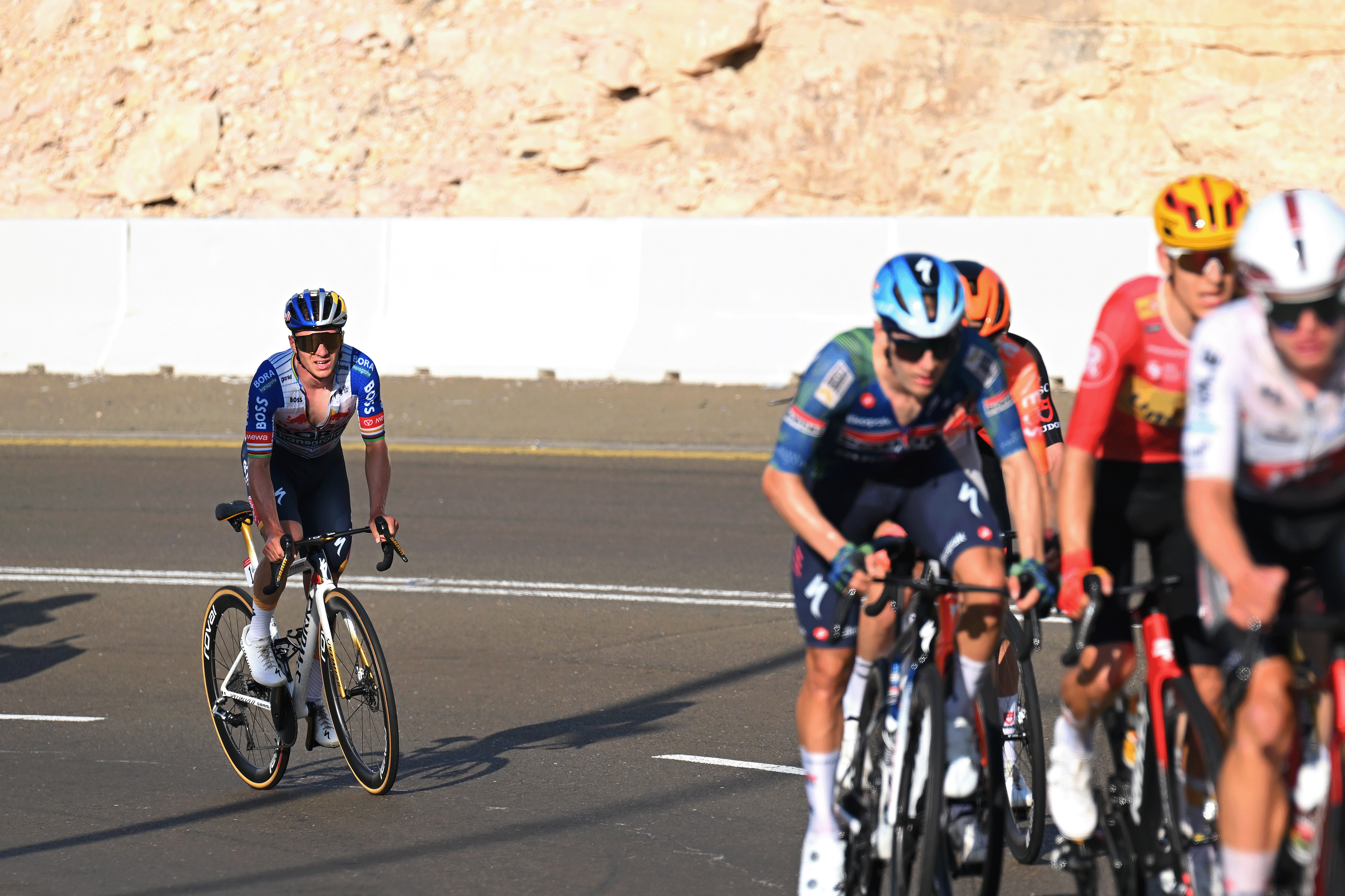 JEBEL HAFEET, EMIRATOS ÁRABES UNIDOS - 21 DE FEBRERO: Remco Evenepoel de Bélgica y el equipo Red Bull - BORA - hansgrohe compite durante el 8º Tour de los EAU 2026, etapa 6, una etapa de 168 km desde el Museo de Al Ain hasta Jebel Hafeet 1036 m / #UCIWT / el 21 de febrero de 2026 en Jebel Hafeet, Emiratos Árabes Unidos. (Foto de Tim de Waele/Getty Images)