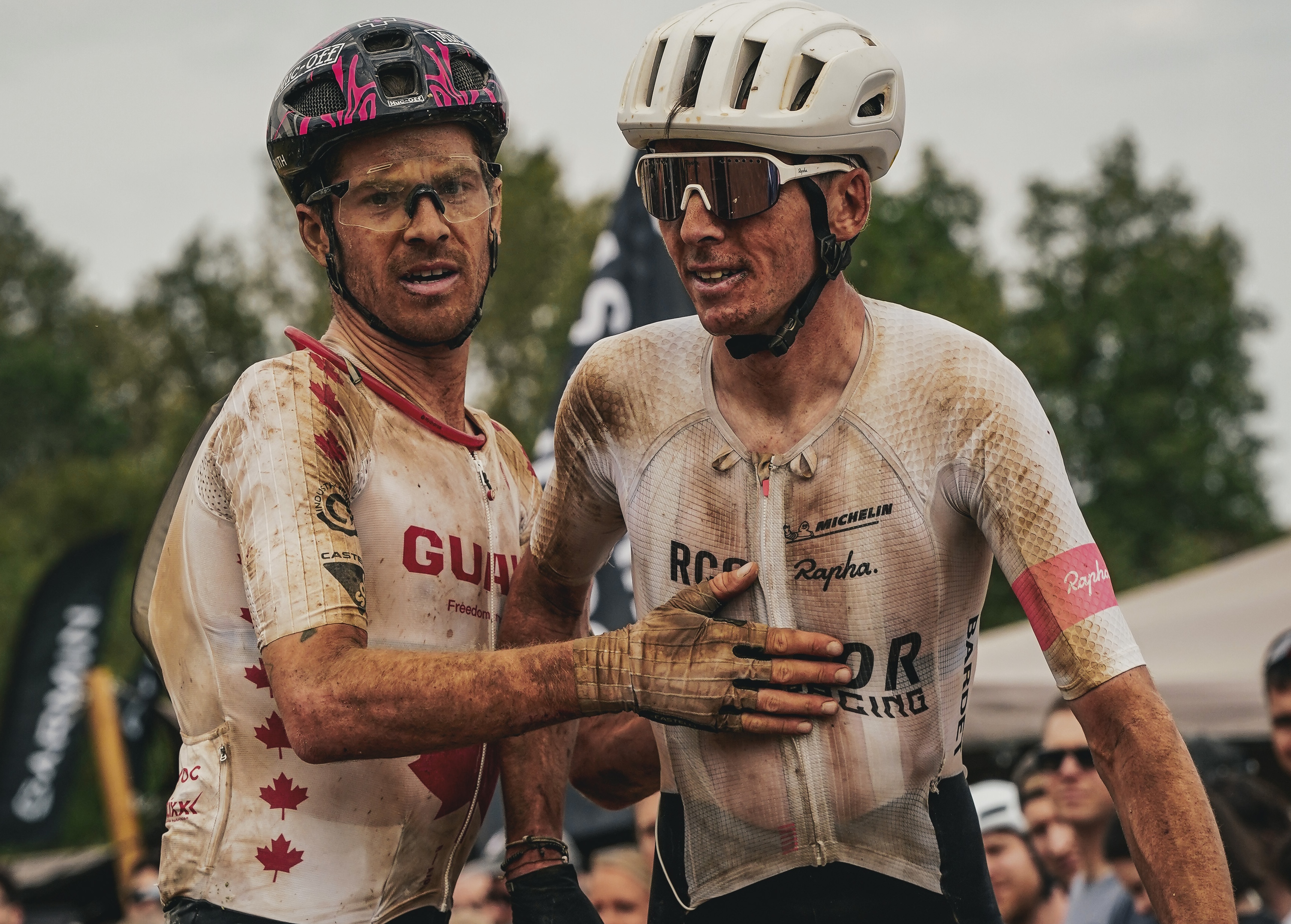 Romain Bardet de Factor Bikes - RCC (derecha) felicita a su compañero Benjamin Perry al final de 2026 La Traka 360, Bardet quinto y Perry cuarto
