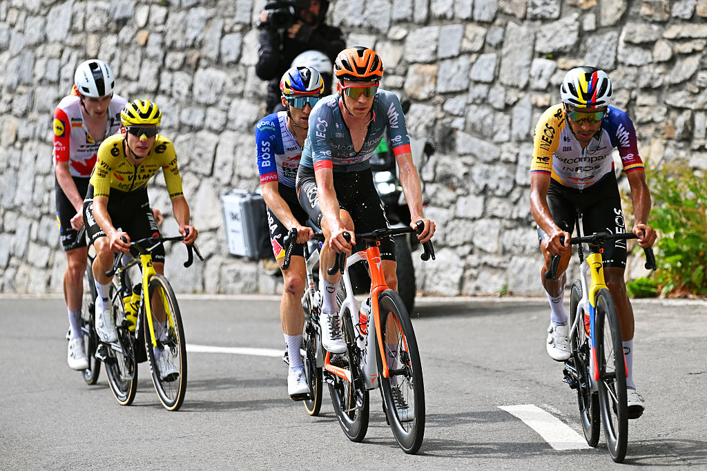 Etapa 16 del Giro de Italia 2026: Thymen Arensman (2-L) y Egan Bernal (1-L) en el grupo perseguidor detrás del ganador de etapa Jonas Vingegaard