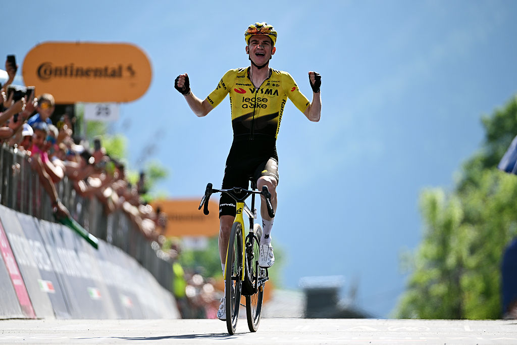 Sepp Kuss celebra en la cima de la última subida