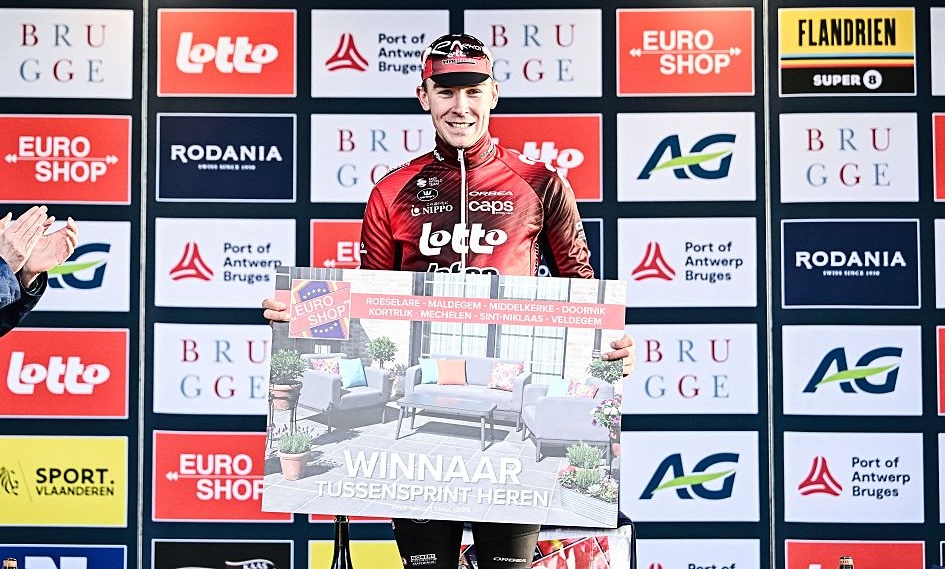 El británico Joshua Giddings de Lotto-Intermarche fotografiado en el podio después de la 'Ronde van Brugge' Carrera ciclista de élite masculina de un día, 202,9 km desde y hacia Brujas el miércoles 25 de marzo de 2026. BELGA FOTO MAARTEN STRAETEMANS (Foto de MAARTEN STRAETEMANS / BELGA MAG / Belga vía AFP)