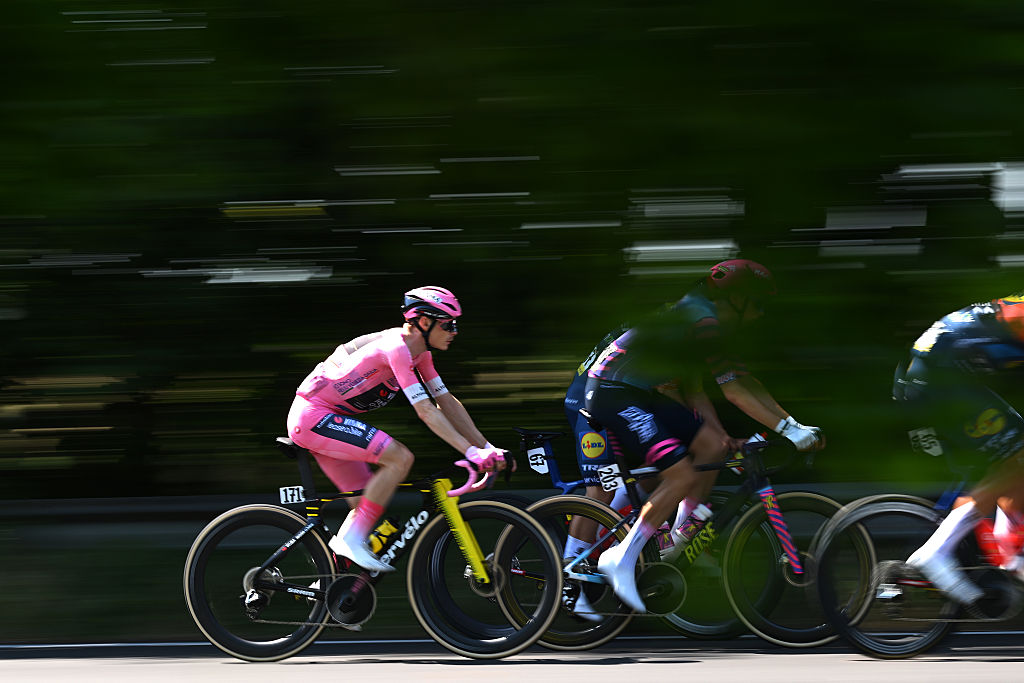 Giro de Italia 2026, etapa 15: Jonas Vingegaard durante la carrera