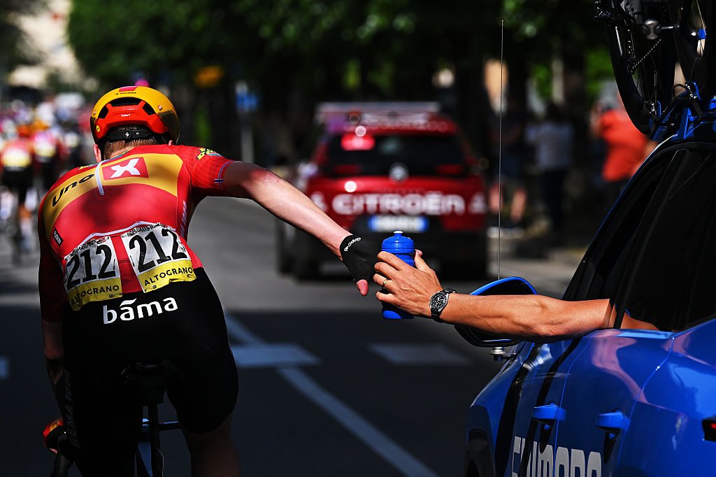 Markus Hoelgaard recibe una botella del coche de su equipo