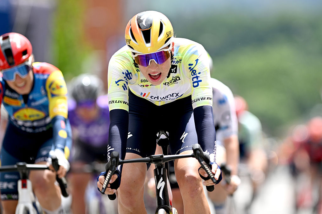 AMOREBIETA-ETXANO, ESPAÑA - 16 DE MAYO: Mischa Bredewold de Holanda y el equipo SD Worx - Protime - Yellow Leader Jersey cruzan la línea de meta durante la 5ta Itzulia Women 2026, Etapa 2, una etapa de 138 km desde Abadino a Amorebieta-Etxano / #UCIWWT / el 16 de mayo de 2026 en Amorebieta-Etxano, España. (Foto de Szymon Gruchalski/Getty Images)