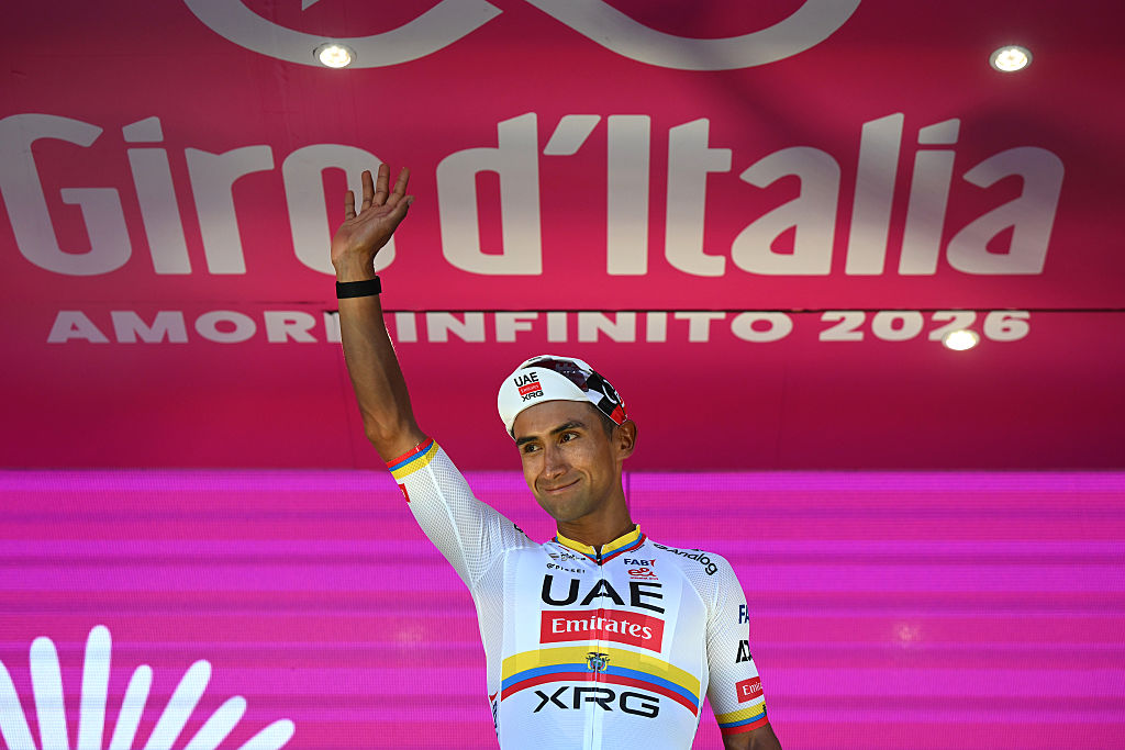 Jhonatan Narváez de Ecuador y el UAE Team Emirates - XRG celebran en el podio como ganador de etapa durante el 109° Giro d'Italia 2026, Etapa 4 