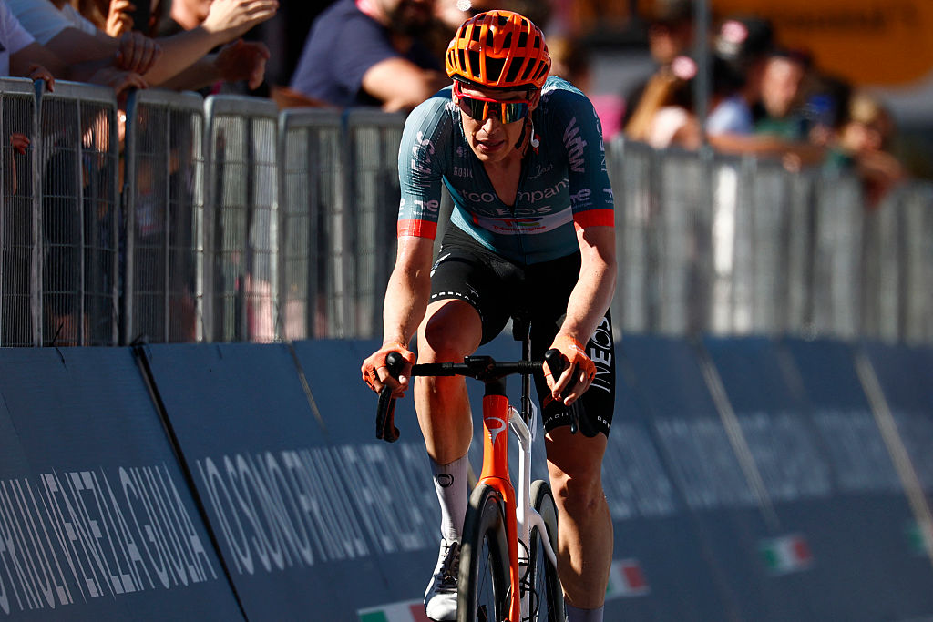 El ciclista holandés de INEOS Grenadiers Thymen Arensman cruza la línea de meta de la 14a etapa del Giro d'Italia 2026 - carrera ciclista Vuelta a Italia entre Aosta y Pila (Gressan), Italia