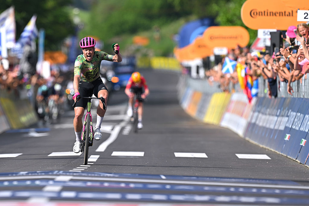 ANDALO, ITALIA - 27 DE MAYO: Michael Valgren de Dinamarca y el equipo EF Education - EasyPost celebra en la línea de meta como ganador de etapa durante el 109.º Giro d'Italia 2026, etapa 17, una etapa de 202 km desde Cassano d'Adda hasta Andalo 1012m / #UCIWT / el 27 de mayo de 2026 en Andalo Valtellino, Italia. (Foto de Tim de Waele/Getty Images)