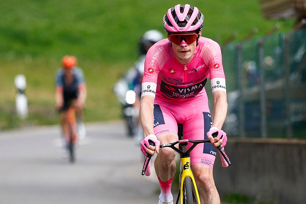El ciclista danés Jonas Vingegaard del equipo Visma Lease a Bike, con la camiseta rosa del líder general (Maglia Rosa), lidera la carrera en la subida final durante la 16.ª etapa del Giro d'Italia 2026 - carrera ciclista del Tour de Italia entre Bellinzona y Cari, Suiza, el 26 de mayo de 2026. (Foto de Luca Bettini / AFP)