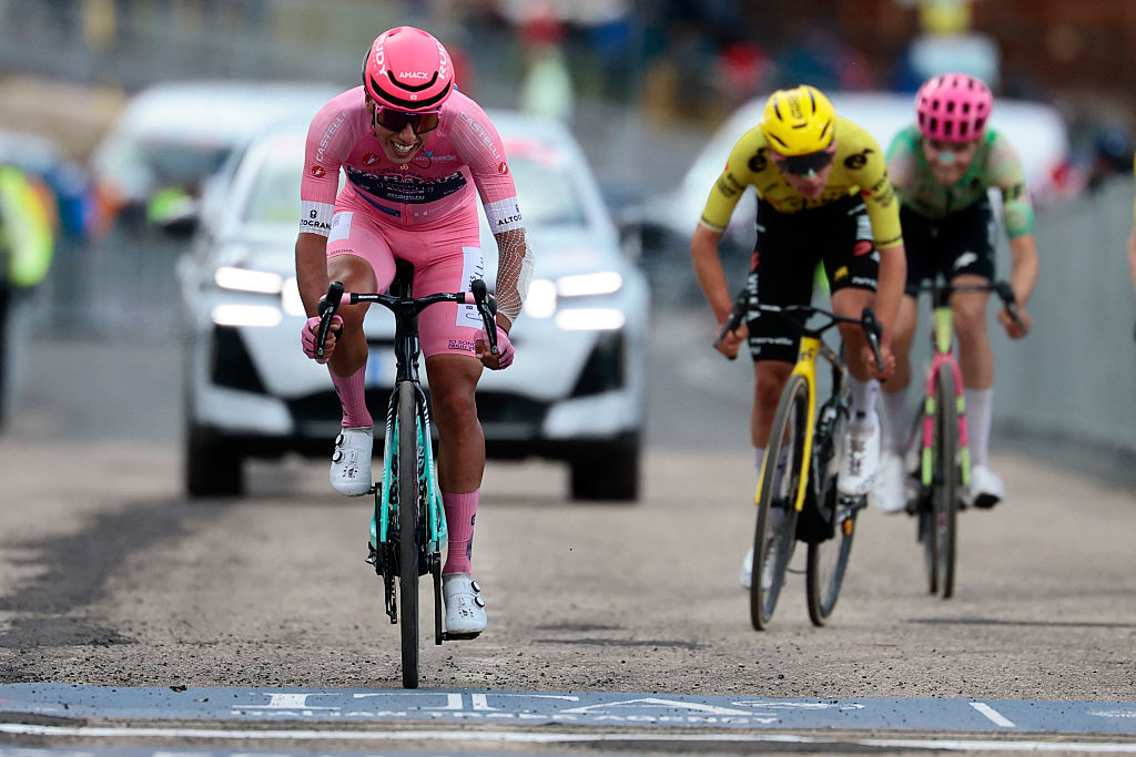 Bahréin - El victorioso ciclista portugués Afonso Eulalio, con la maglia rosa de líder general (Maglia Rosa), cruza la línea de meta de la séptima etapa del Giro de Italia 2026 