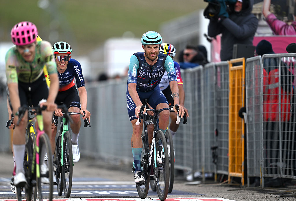 Damiano Caruso de Italia y el equipo de Bahréin - Victorious cruza la línea de meta durante el 109.° Giro de Italia 2026, etapa 7, una etapa de 244 km desde Formia hasta Blockhaus 