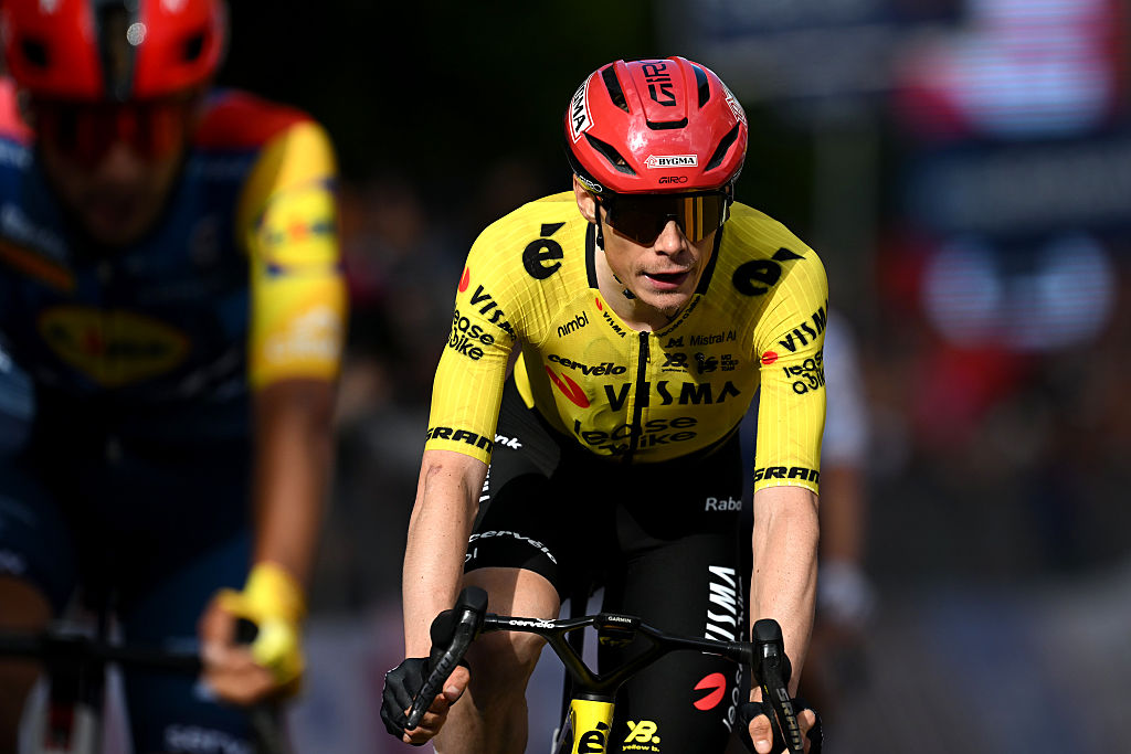 COSENZA, ITALIA - 12 DE MAYO: Jonas Vingegaard de Dinamarca y el equipo Visma | Lease a Bike cruza la línea de meta durante el 109.º Giro d'Italia 2026, etapa 4, una etapa de 138 km desde Catanzaro a Cosenza / #UCIWT / el 12 de mayo de 2026 en Cosenza, Italia. (Foto de Dario Belingheri/Getty Images)