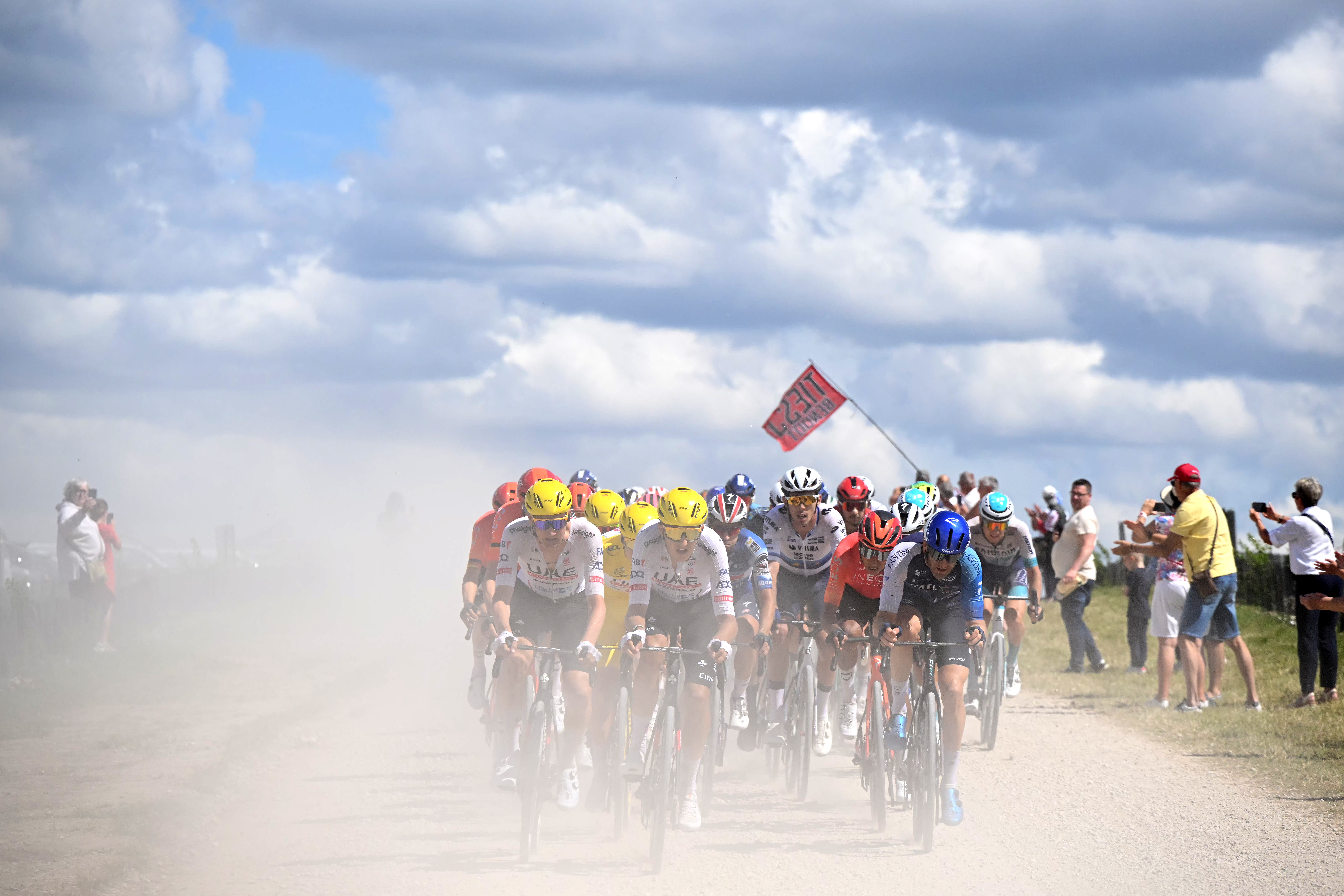 TROYES, FRANCIA - 7 DE JULIO: (LR) Tim Wellens de Bélgica, Tadej Pogacar de Eslovenia - Jersey líder amarillo, Marc Soler de España y el equipo Emirates de los Emiratos Árabes Unidos, Egan Bernal de Colombia y el equipo INEOS Grenadiers y Hugo Houle de Canadá y el equipo Israel - Premier Tech compiten pasando por un sector de gravilla durante el 111º Tour de Francia 2024, etapa 9, una etapa de 199 km de Troyes a Troyes / #UCIWT/ el 07 de julio de 2024 en Troyes, Francia. (Foto de Bernard Papon - Pool/Getty Images)