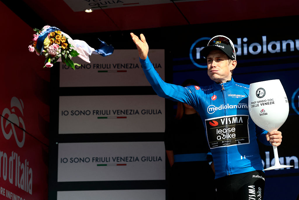 Jonas Vingegaard lanza un ramo de flores desde el podio de la clasificación de montaña