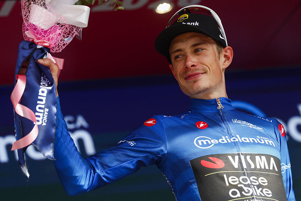 El ciclista danés del Team Visma Lease a Bike Jonas Vingegaard celebra con el maillot azul de mejor escalador en el podio de la 12ª etapa del Giro de Italia 2026