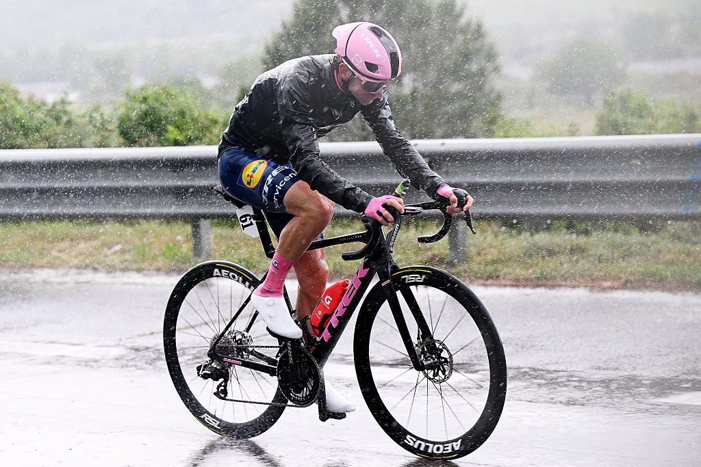 POTENZA, ITALIA - 13 DE MAYO: Giulio Ciccone de Italia y el equipo Lidl - Trek - Pink Leader Jersey compite mientras llueve intensamente durante el 109.º Giro d'Italia 2026, etapa 5, una etapa de 203 km desde Praia a Mare hasta Potenza 705 m / #UCIWT / el 13 de mayo de 2026 en Potenza, Italia. (Foto de Dario Belingheri/Getty Images)