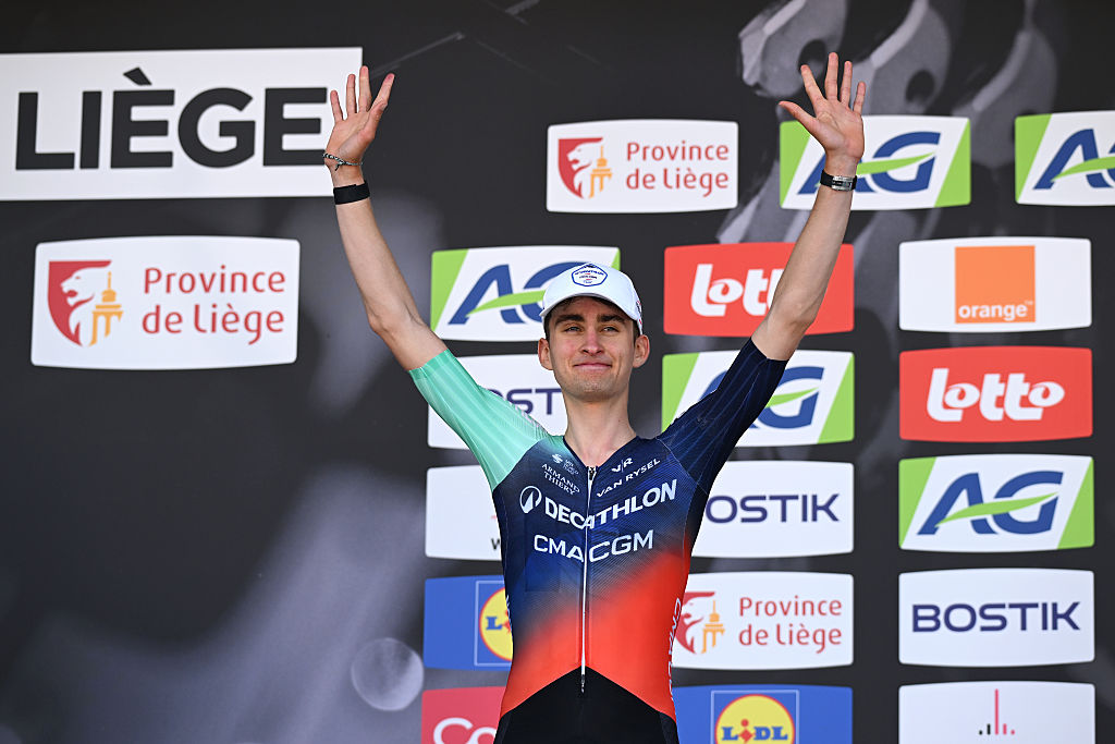 Paul Seixas (Decathlon CMA CGM) celebra su segundo lugar en el campeonato Lieja 2026 - Bastogne - Lieja 2026, el 26 de abril de 2026. (Foto de Dario Belingheri/Getty Images)