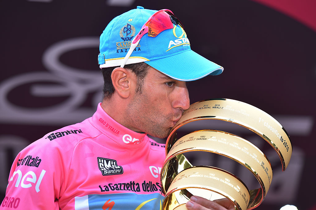 Vincenzo Nibali celebra la victoria general del Giro de Italia en 2016