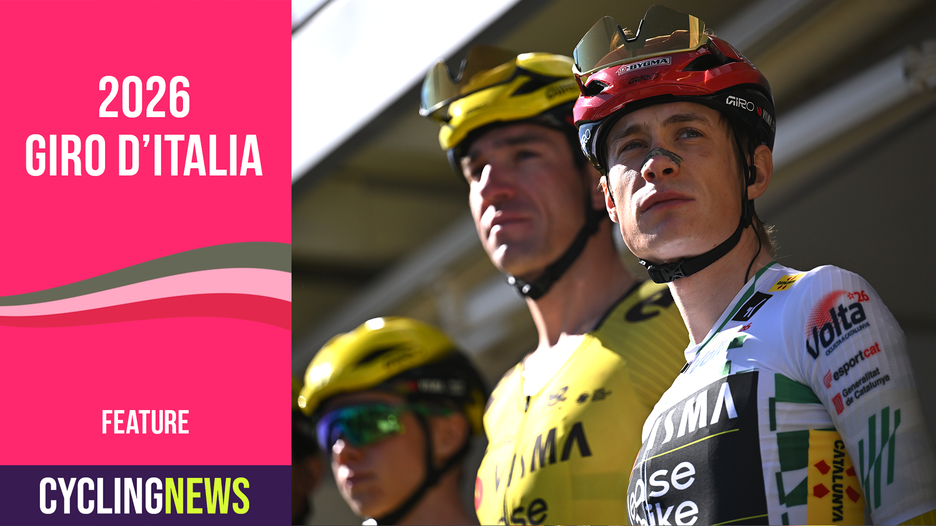 Jonas Vingegaard en el escenario durante el inicio de sesión antes de una etapa de la Volta a Catalunya, superpuesto con una pancarta gráfica rosa del Giro de Italia